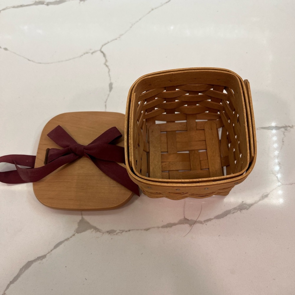 Vintage 2005 Longaberger Basket with Lid - Picture 2 of 4